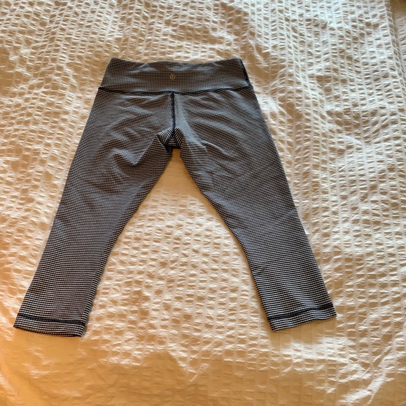 EUC Lululemon Size 6 crop - Picture 7 of 8